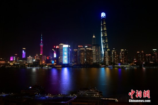 上海：外灘燈光秀為抗疫加油